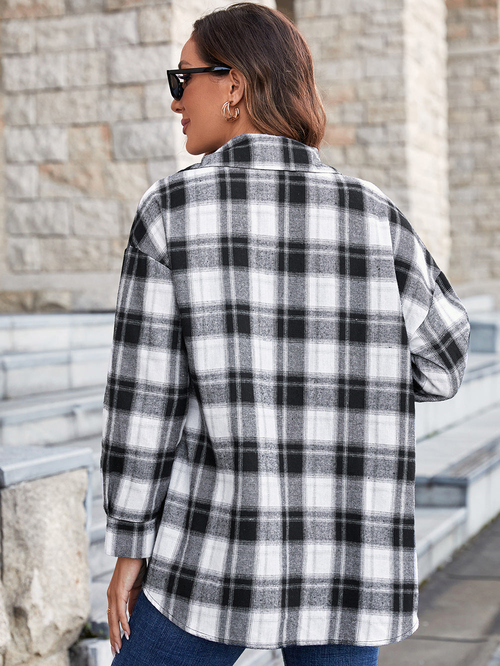 Chemise à carreaux oversize pour femmes avec des détails modernes Chic und Stil