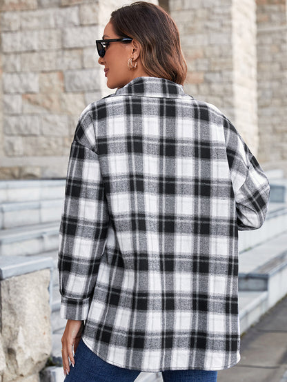 Chemise à carreaux oversize pour femmes avec des détails modernes Chic und Stil