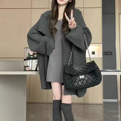 Dame cardigan oversize avec des manches volumineuses et une surface texturée Chic und Stil