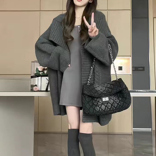 Dame cardigan oversize avec des manches volumineuses et une surface texturée Chic und Stil