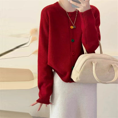 Dames cardigan en peluche avec des détails de boutons colorés et une coupe moderne Chic und Stil