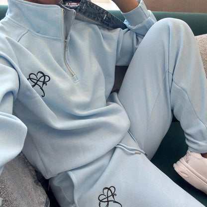 Pull sportif féminin avec fermeture éclair demi-longue et logo contrastant Chic und Stil