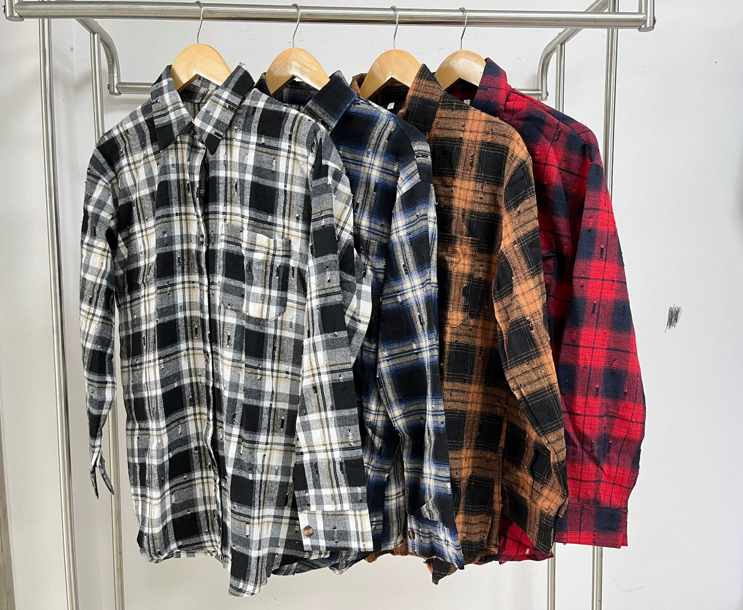 Dames Chemise en flanelle à carreaux avec coupe décontractée et détails en bois Chic und Stil