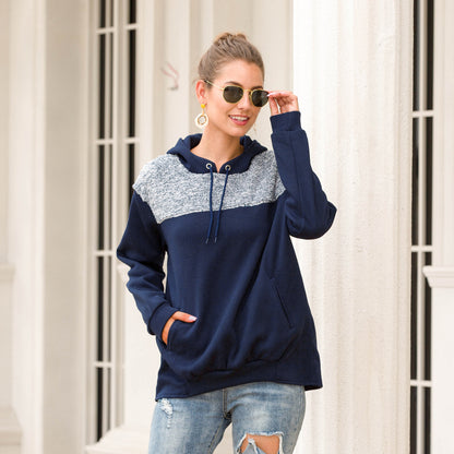 Pull à capuche pour femmes avec un design contrastant stylé et un ourlet élastique Chic und Stil