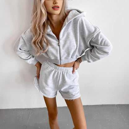 Ensemble de hoodie court et de shorts décontracté pour femmes avec taille élastique Chic und Stil