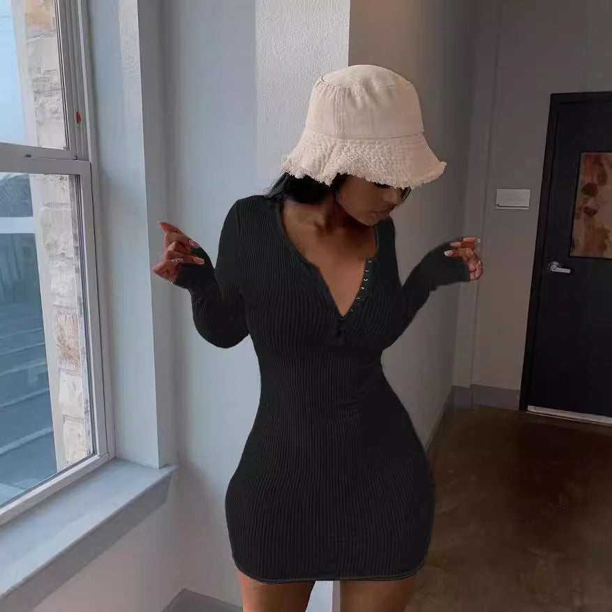 Robe en tricot pour dames avec patte de boutonnage et coupe cintrée Chic und Stil