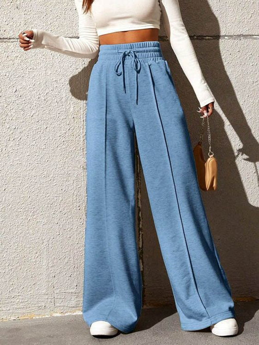 Wide sports pants for women with elastic waistband and side pockets Chic und Stil