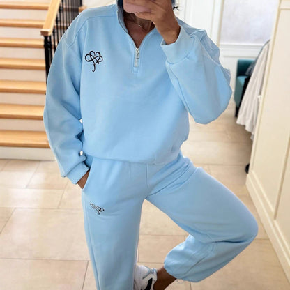 Pull sportif féminin avec fermeture éclair demi-longue et logo contrastant Chic und Stil