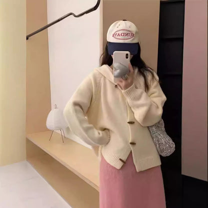 Dames pull à capuche décontracté avec boutons décoratifs Chic und Stil