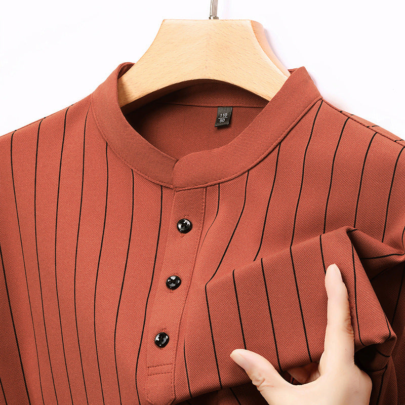 Chemise polo pour hommes avec un élégant motif rayé et une patte de boutonnage de haute qualité Chic und Stil