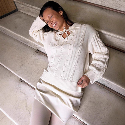 Pull en tricot épais pour femmes avec col romantique et détails de lacet pratiques Chic und Stil
