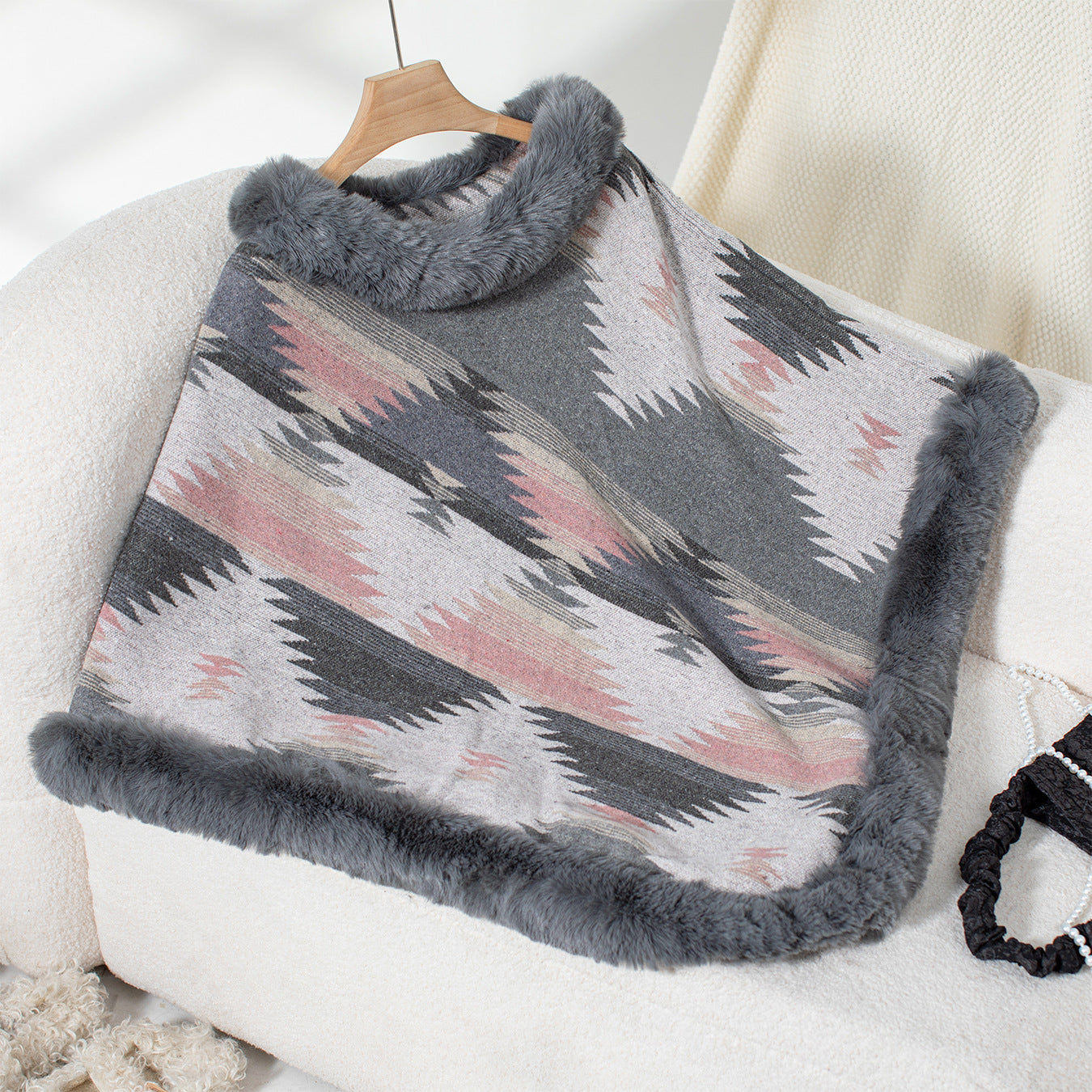 Pull en peluche pour femmes avec garniture en fausse fourrure de haute qualité et motif géométrique Chic und Stil