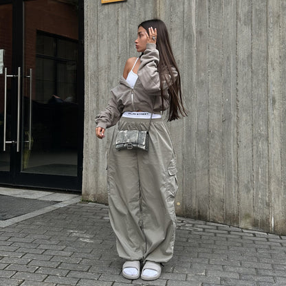 Casual utility style cargo pants for women with an elastic waistband and practical pockets Chic and Style