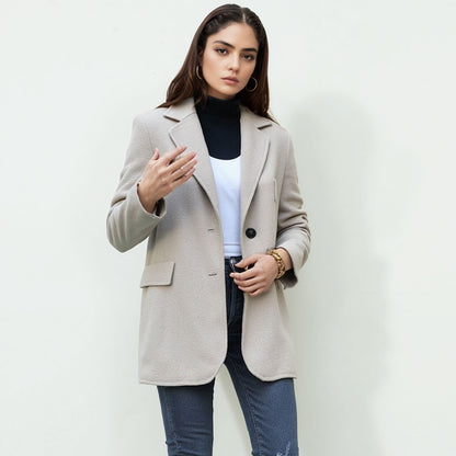 Blazer féminin à la mode avec une texture fine et des détails modernes Chic und Stil