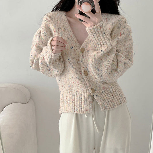 Cardigan en tricot doux pour dames avec un décolleté en V moderne et de grands détails de bouton Chic und Stil