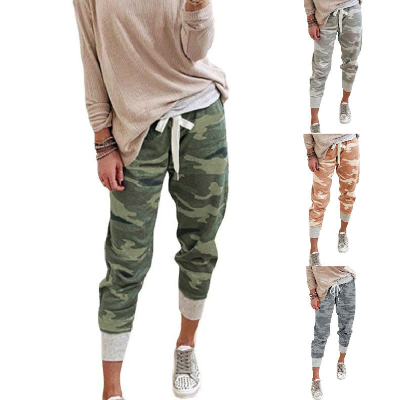 Comfortable cargo pants for women with elastic waist and side pockets Chic und Stil