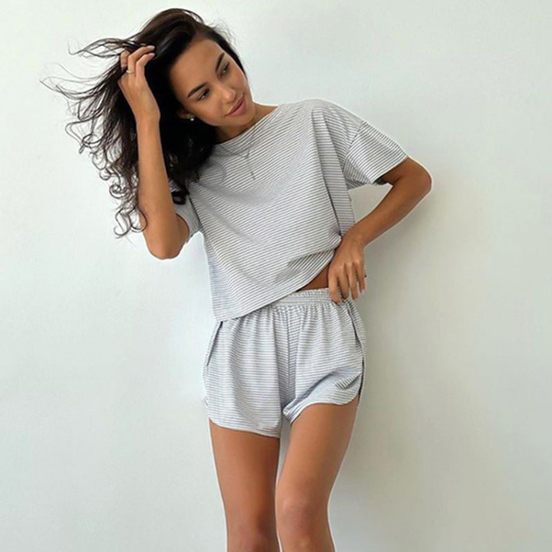 Dames ensemble décontracté stylé avec top court à manches courtes et shorts Chic und Stil