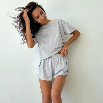 Dames ensemble décontracté stylé avec top court à manches courtes et shorts Chic und Stil