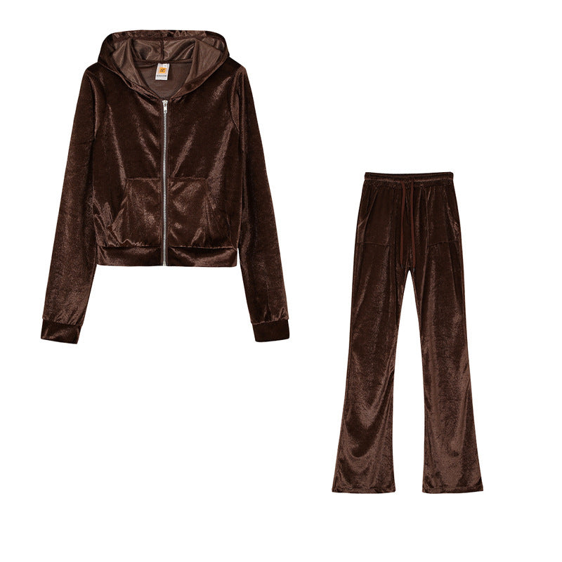 Women's sports set in velvet hoodie and loose jogger pants Chic und Stil