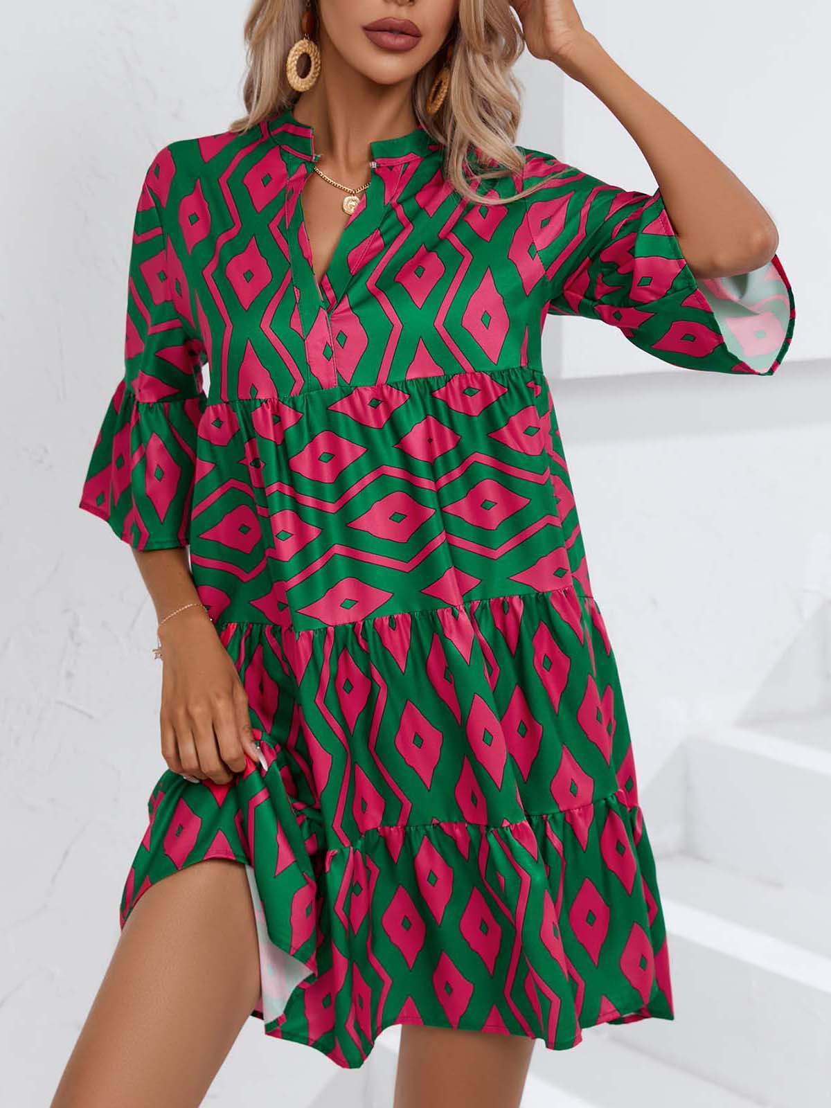 Robe chemise pour femmes avec des manches volumineuses à volant et un motif floral espiègle Chic und Stil