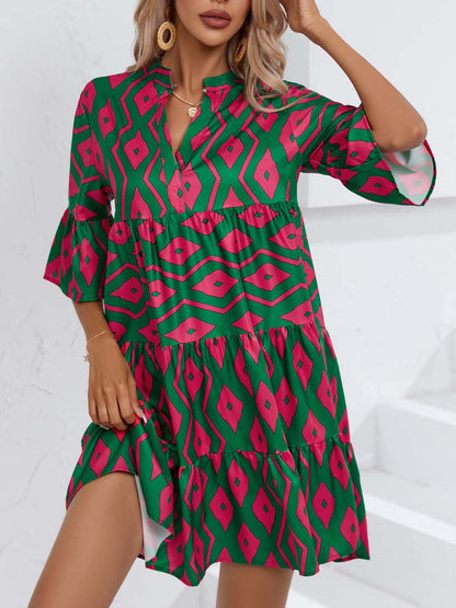 Robe chemise pour femmes avec des manches volumineuses à volant et un motif floral espiègle Chic und Stil