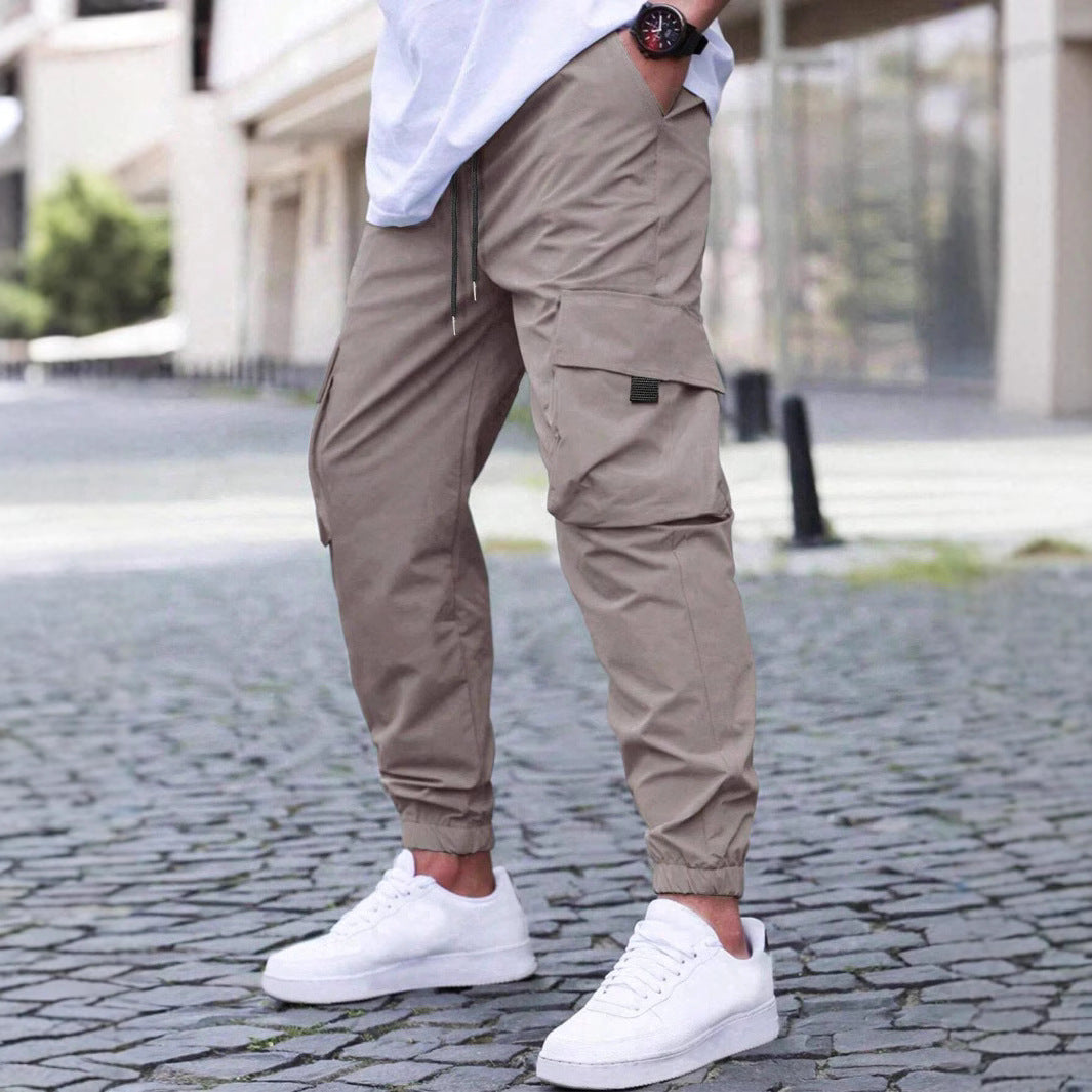 Pantalon cargo pour hommes avec des poches zippées pratiques et une taille élastique Chic und Stil