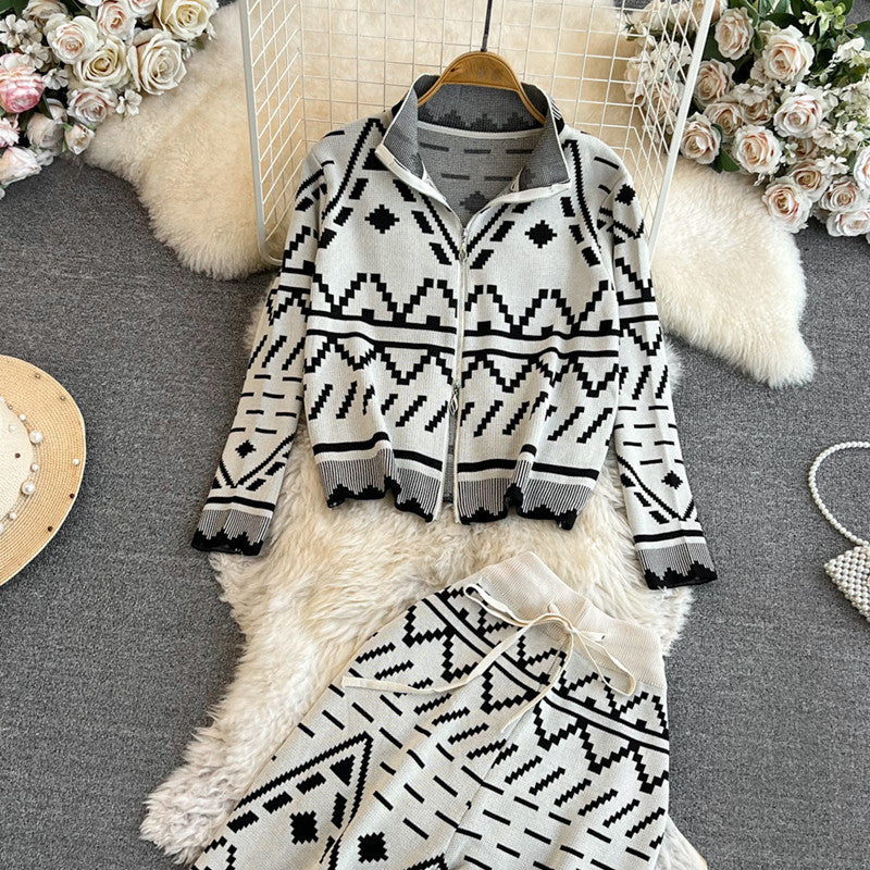 Costume en tricot tendance pour femmes avec des motifs géométriques Chic und Stil