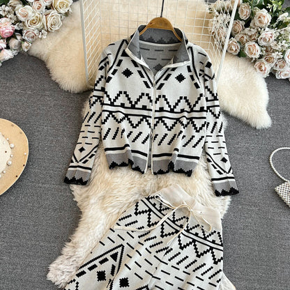Costume en tricot tendance pour femmes avec des motifs géométriques Chic und Stil