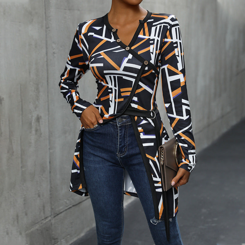 Chemisier long à manches mode pour femmes avec design géométrique et plastron à boutons Chic und Stil
