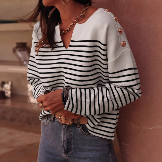 Pull féminin à la mode avec de larges rayures et des détails de boutons élégants Chic und Stil