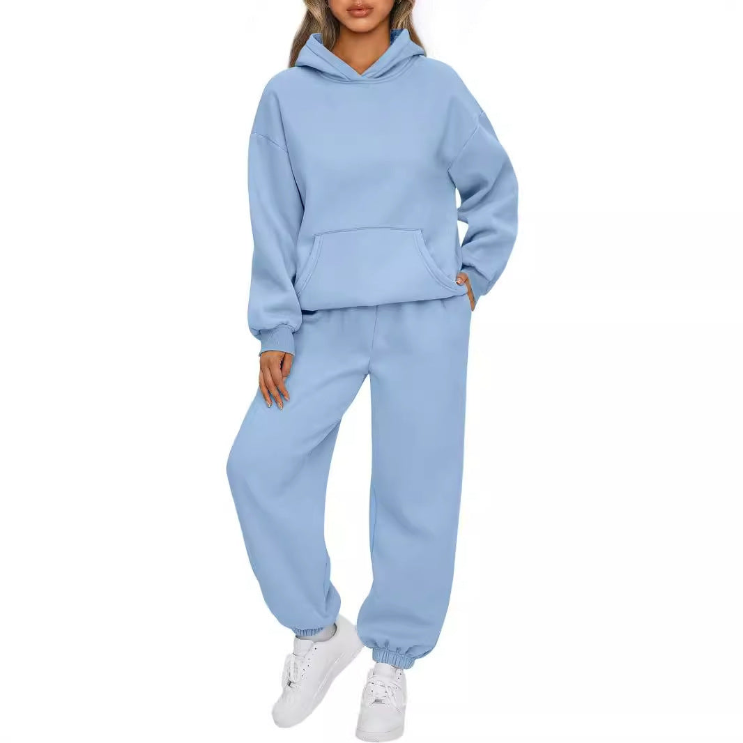 Comfortable women's hoodie and jogger pants set in soft fleece Chic und Stil