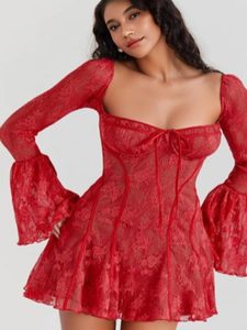 Robe de cocktail en dentelle pour femmes avec design épaules nues et détails à volants Chic und Stil