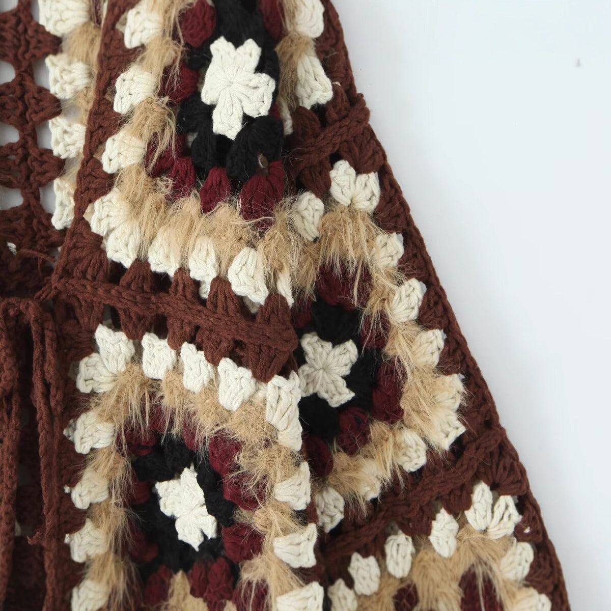 Cardigan décontracté pour femmes avec un motif coloré de carrés Granny et fermeture éclair Chic und Stil
