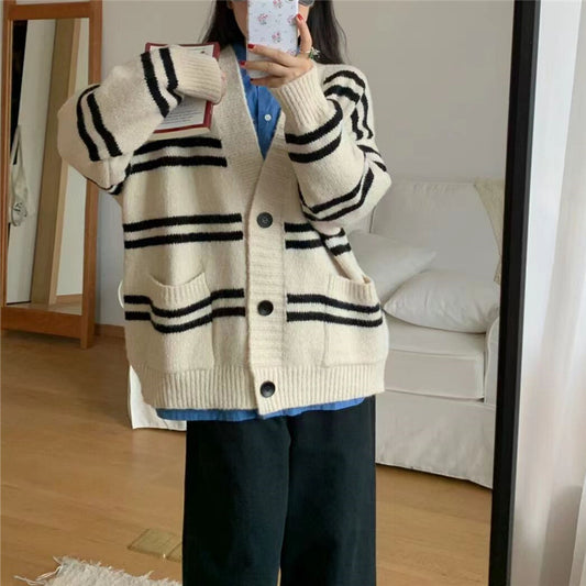 Cardigan en gros tricot pour femmes avec large revers et détails de boutons décoratifs Chic und Stil