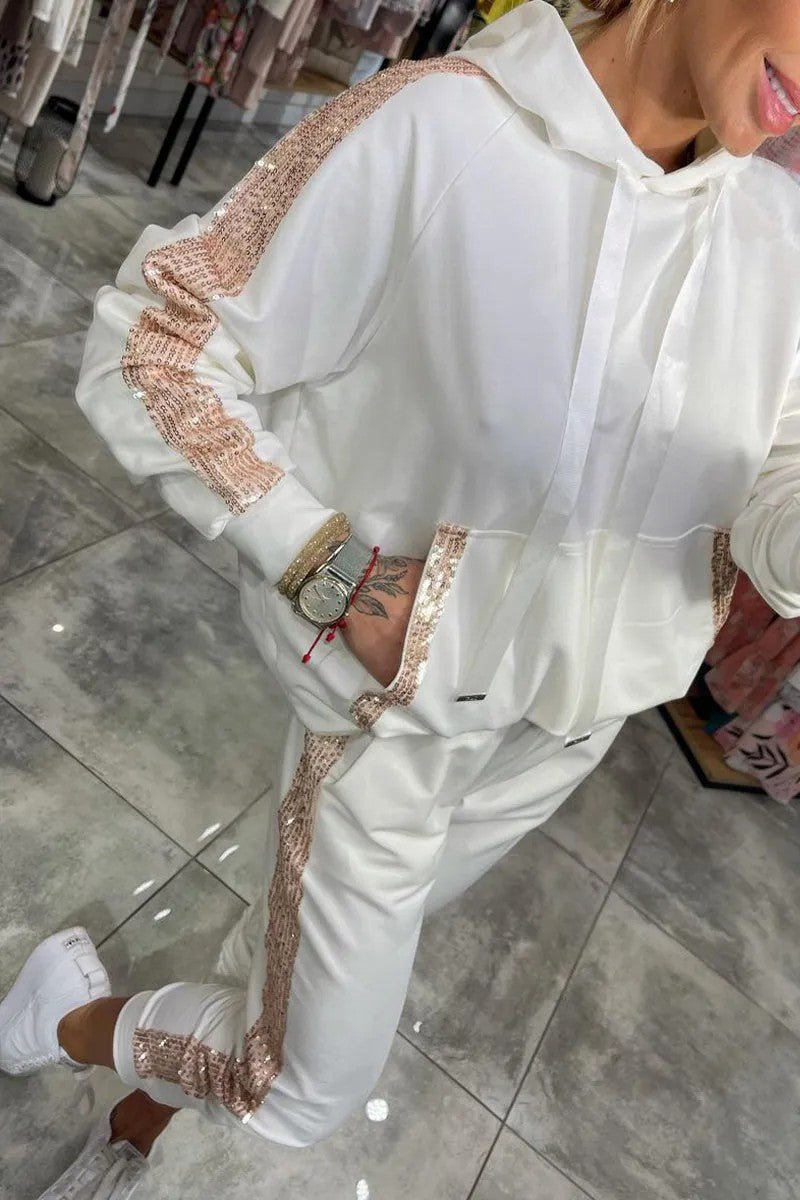 Women Casual Sport Outfit with Hoodie and Jogging Pants Chic und Stil