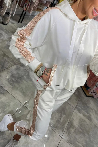 Women Casual Sport Outfit with Hoodie and Jogging Pants Chic und Stil