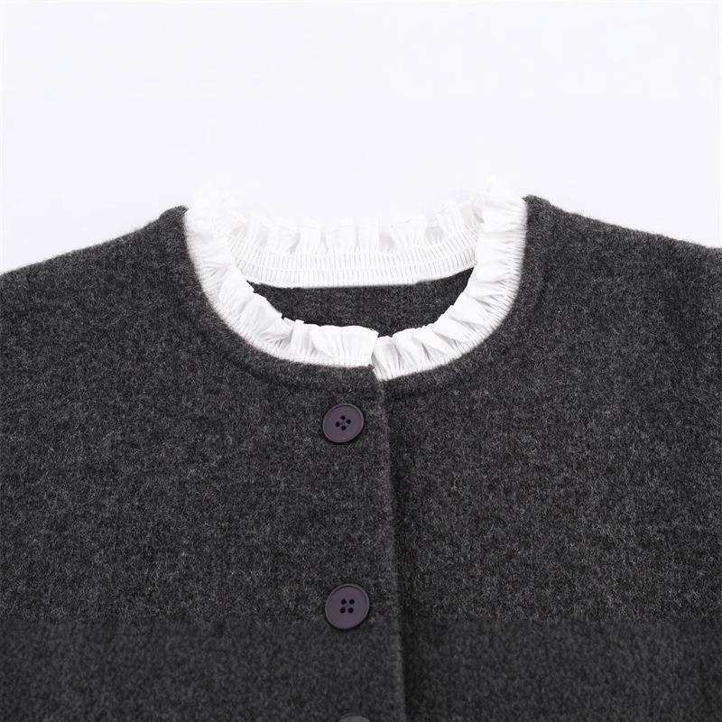 Short women's jacket with ruffles and button details Chic und Stil