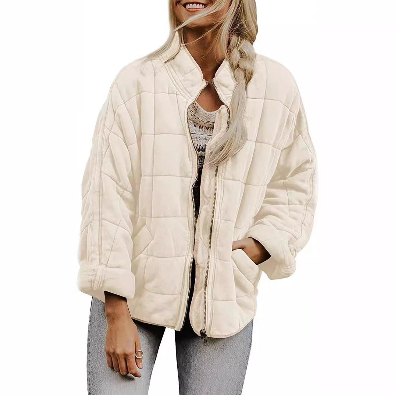 Chic women's puffer jacket with practical zipper and large pockets. Chic and stylish.
