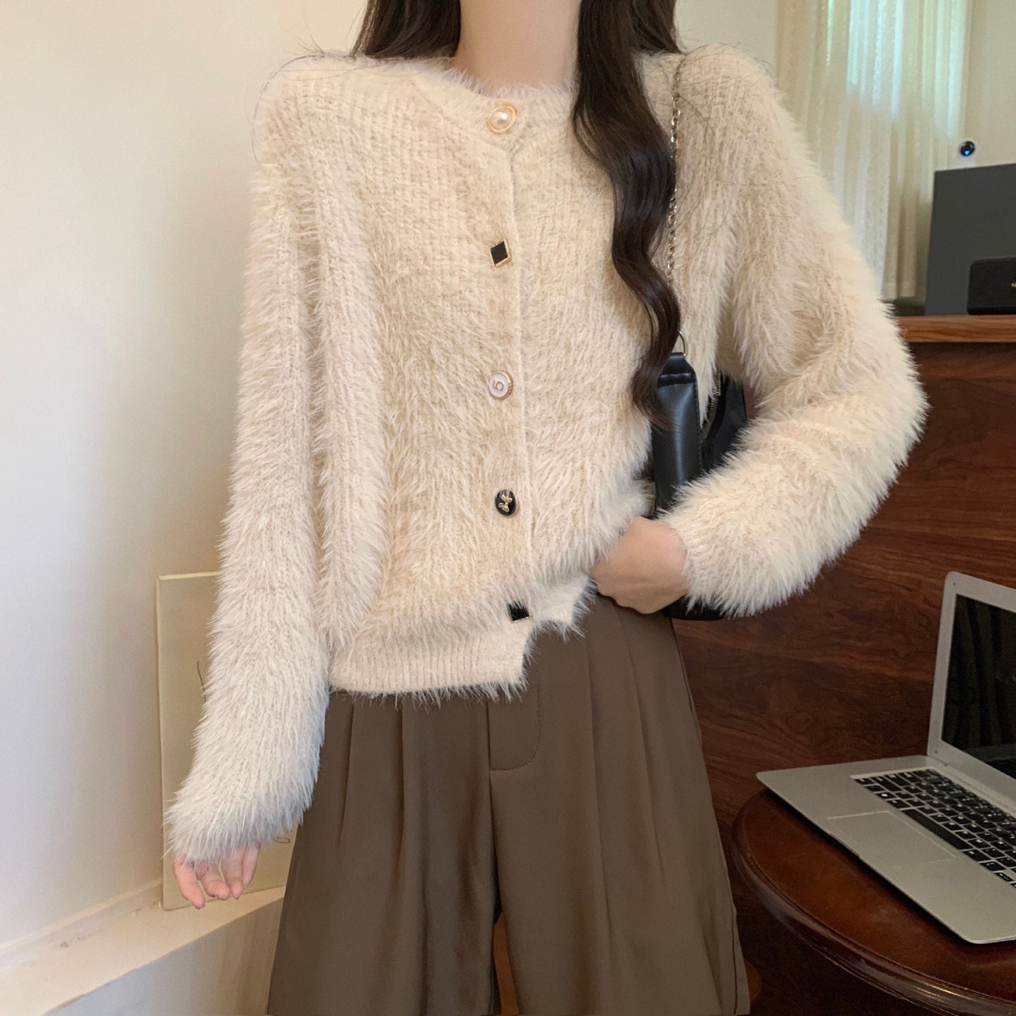 Dames cardigan doux avec boutons et texture en fausse fourrure Chic und Stil