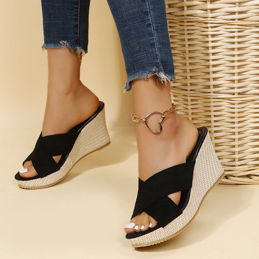 Sandales compensées pour femmes avec une élégante bande croisée et un coussin de pied léger Chic und Stil