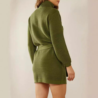Robe en tricot pour femmes avec col roulé et ceinture à la taille Chic und Stil