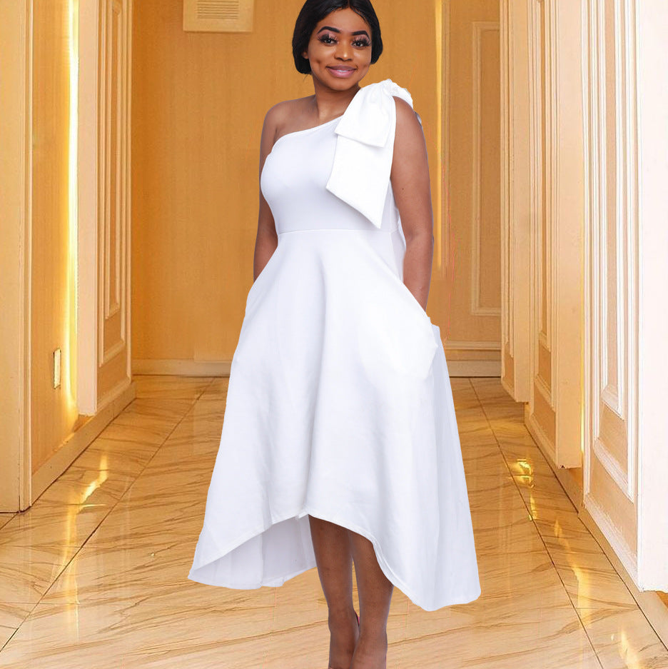 Robe de cocktail asymétrique pour femme avec une seule bretelle et ceinture Chic und Stil