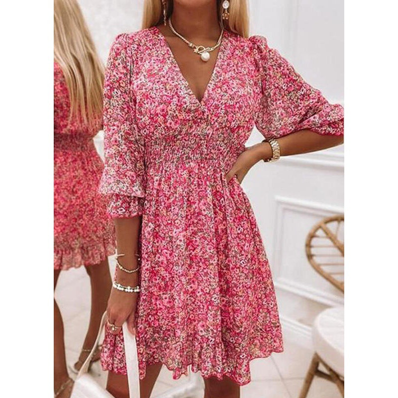 Robe mini à fleurs à décolleté en V pour femmes avec taille froncée Chic und Stil