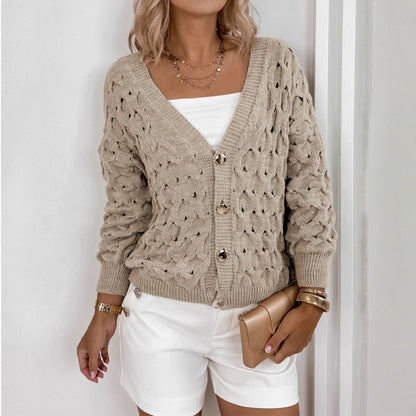 Veste en tricot pour femmes avec une structure en mailles aérées et des détails de boutons élégants Chic und Stil