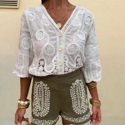Blouse aérienne pour femmes avec motif crochet artistique et patte de boutonnage Chic und Stil