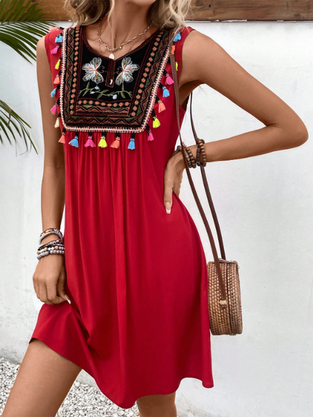 Robe d'été légère pour femmes avec détail coloré brodé Chic und Stil