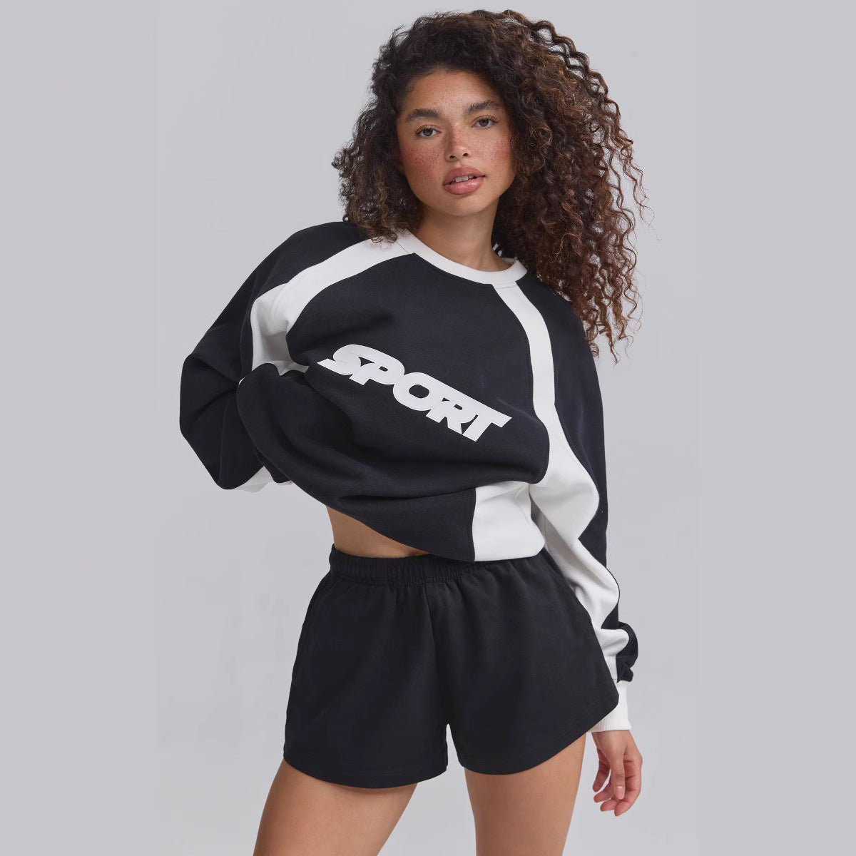Ensemble de sweat-shirt sportif et de shorts pour femmes Chic und Stil