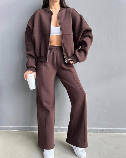Casual look for women with a casual zip jacket and wide pants Chic and Style