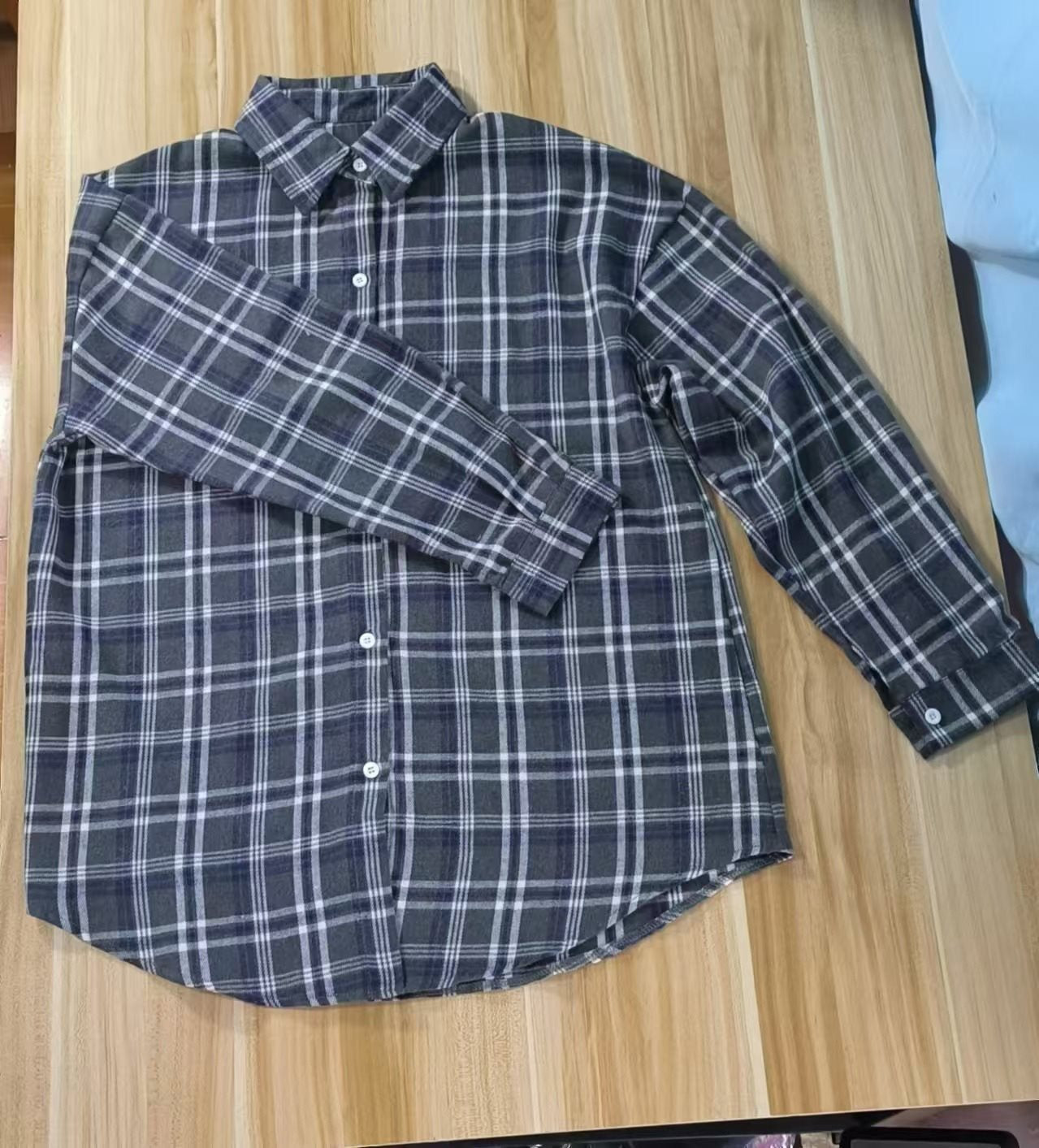 Chemisier à carreaux pour femmes en coton confortable avec col button-down et manches longues Chic und Stil