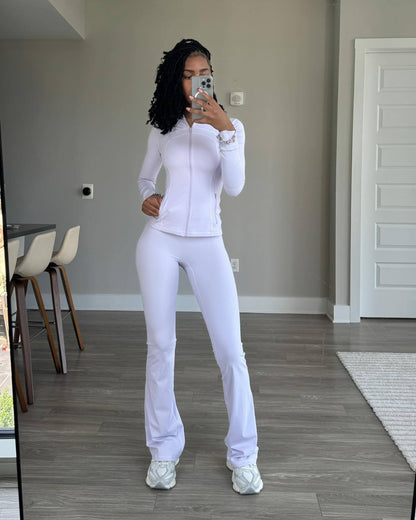 Women's athletic set with zip-up long sleeve top and flared pants Chic und Stil